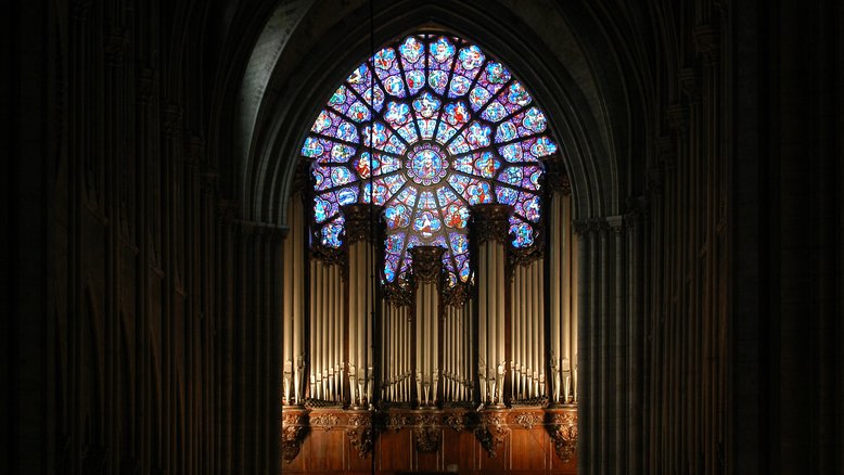 Grande órgão da Notre-Dame não foi atingido pelo fogo mas corre risco