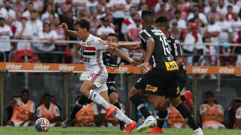 Casagrande fica incomodado com gritos homofóbicos em final do Paulista