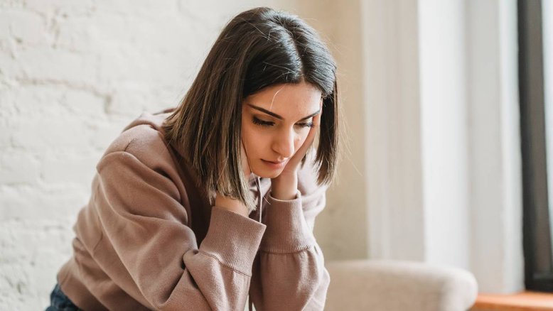 mulher triste, saúde mental
