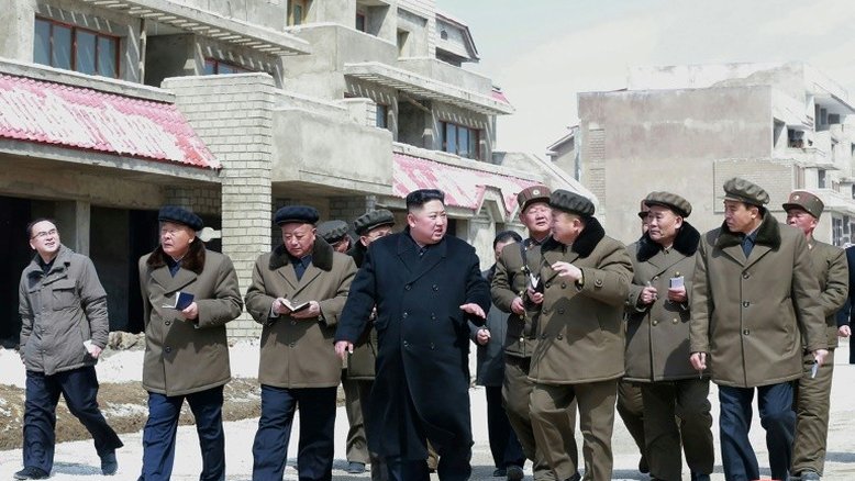 Coreia do Norte testa lança-foguetes e armas teleguiadas