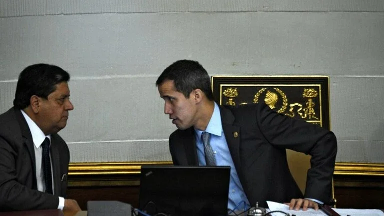 Detido primeiro dos dez deputados acusados pela revolta contra Maduro