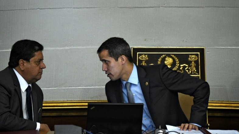 Detido primeiro dos dez deputados acusados pela revolta contra Maduro