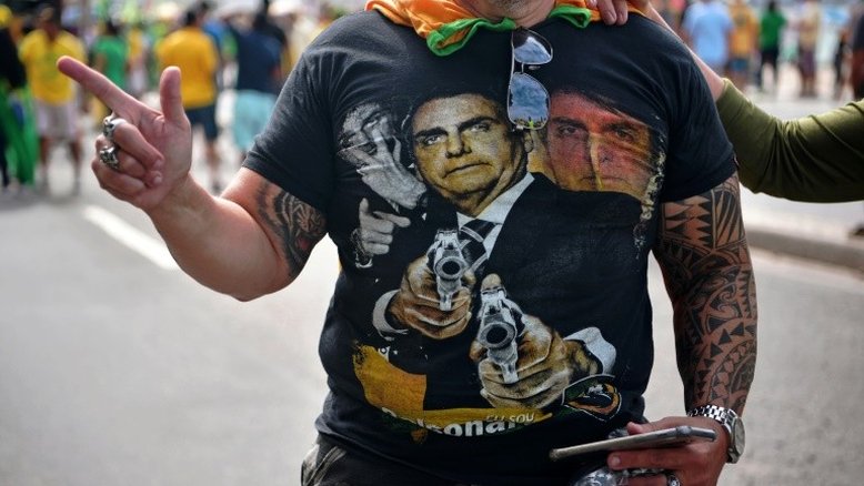 Ato no Rio tem pedidos de fechamento do Congresso e do STF e intervenção militar