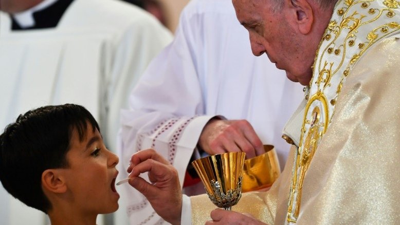 Na Bulgária, papa encontra refugiados e celebra comunhões