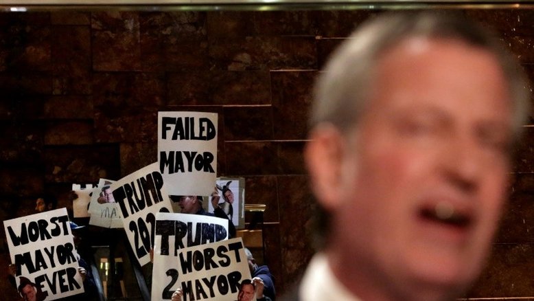 Prefeito de Nova York organiza protesto dentro da Trump Tower