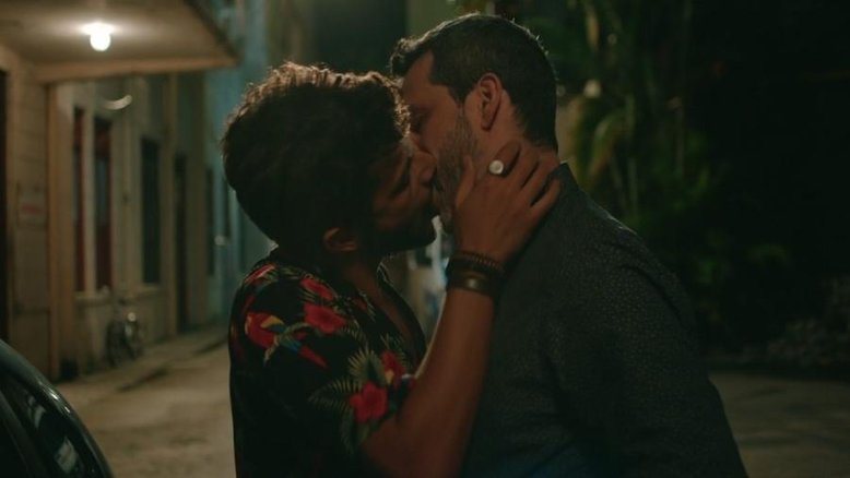 Globo exibe beijo gay em 'Sob Pressão' no dia em que STF criminaliza homofobia