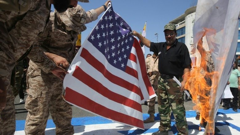 Bandeira americana é queimada em protesto no Iraque