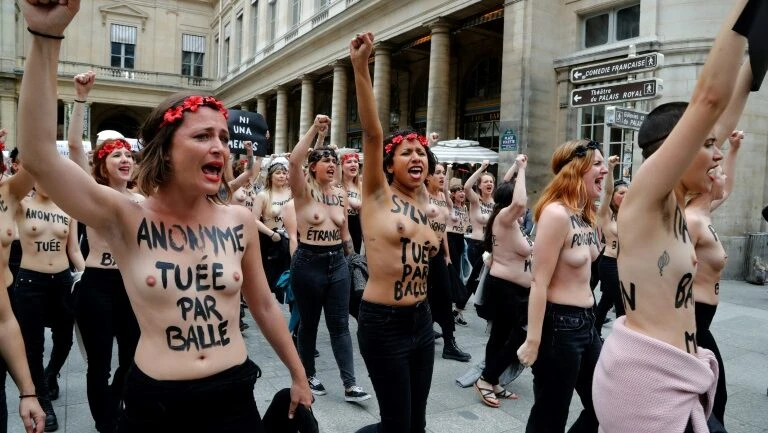 Femen protesta em Paris pelo fim do feminicídio