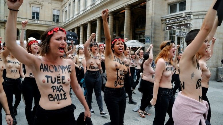 Femen protesta em Paris pelo fim do feminicídio