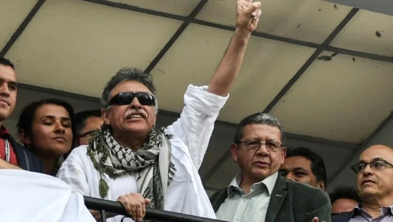 Ex-chefe das Farc com pedido de extradição dos EUA é solto na Colômbia