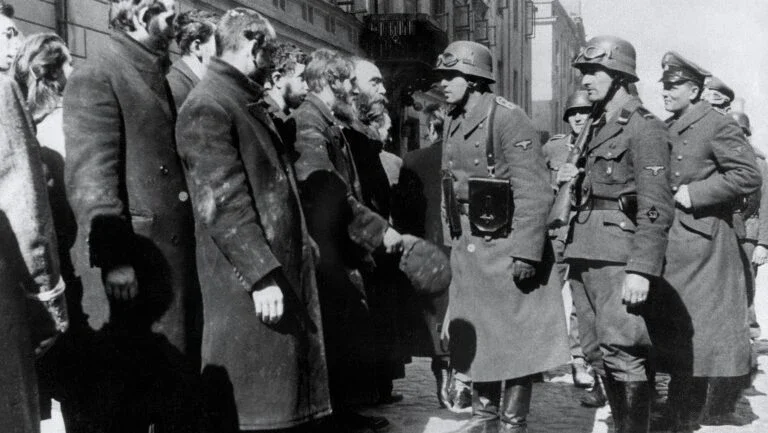 Filme inédito do gueto de Varsóvia é exibido na Polônia