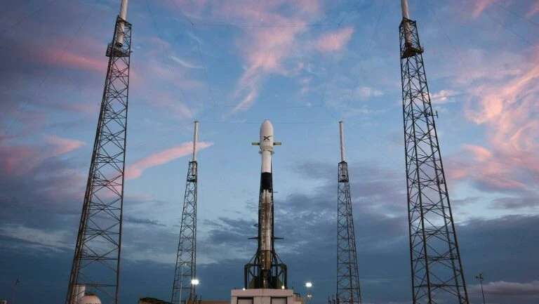 SpaceX adia lançamento de primeiros satélites da rede de Internet