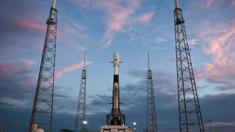 SpaceX adia lançamento de primeiros satélites da rede de Internet