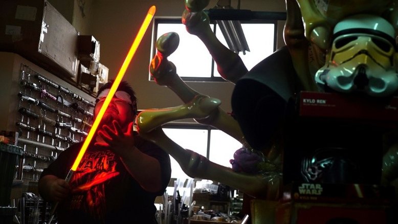 Fãs de 'Star Wars' fabricam seus próprios sabres de luz