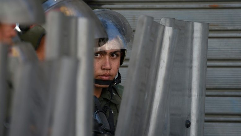 Deputados opositores voltam ao Parlamento venezuelano após bloqueio