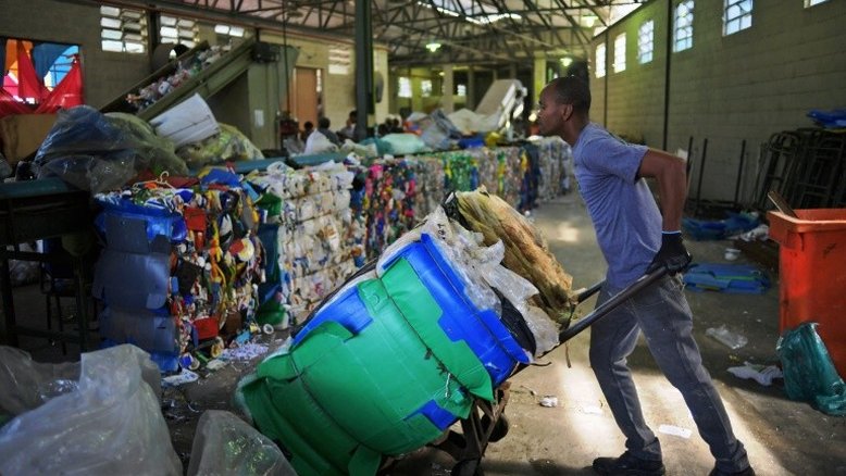 Por que o Brasil importa lixo? Entenda os motivos e impactos da atividade