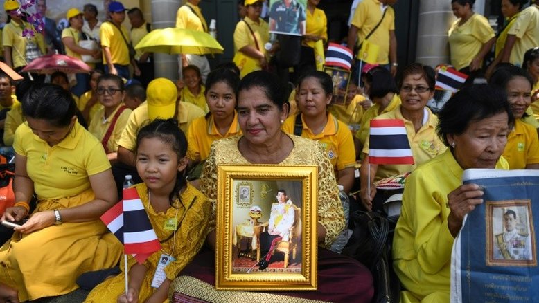 Tailandeses enfrentam sol abrasador para ver desfile do rei Rama X