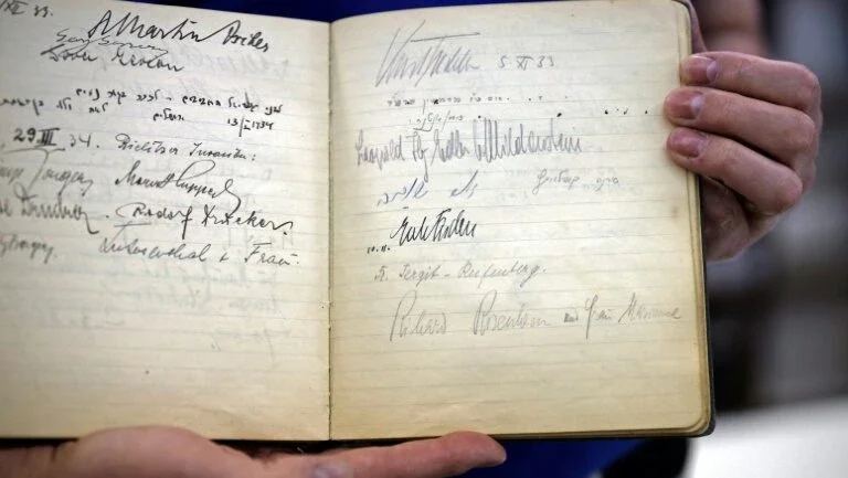 Assinatura em livro de visitas esclarece ida de chefe nazista a Jerusalém