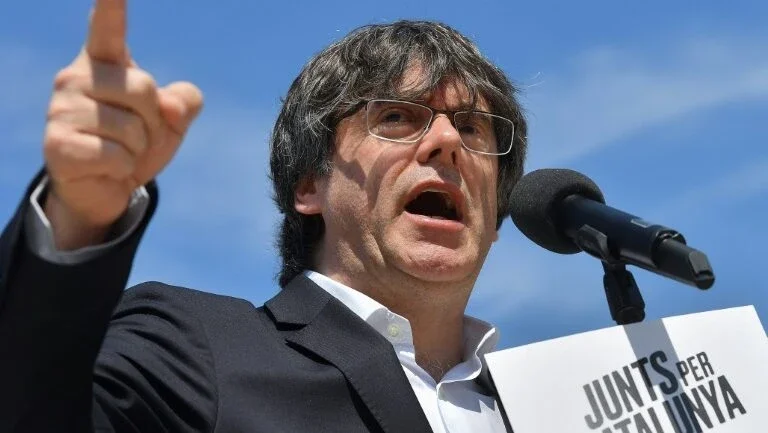 Credenciais de espanhóis são suspensas na Eurocâmara por conflito com Puigdemont