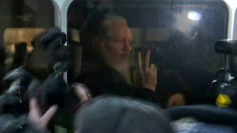 Assange é condenado em Londres a 50 semanas de prisão por violar condicional