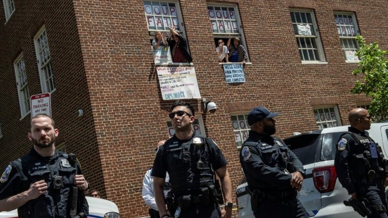 Polícia retira ativistas da embaixada da Venezuela em Washington