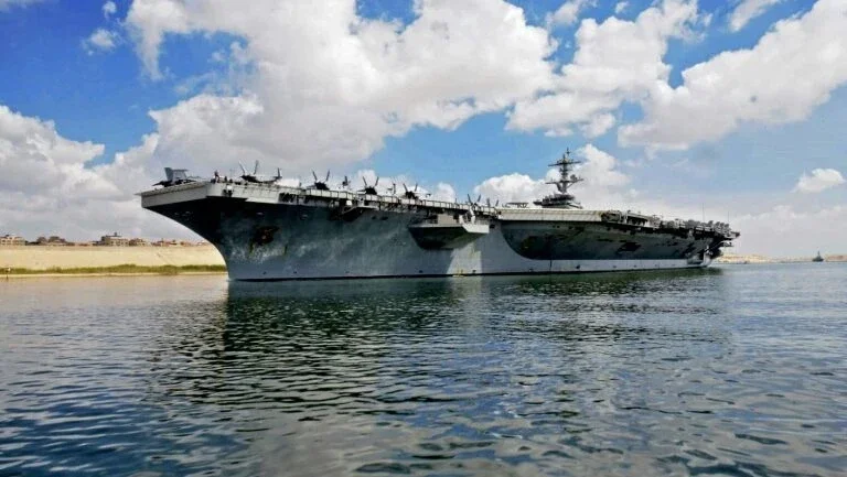 Porta-aviões americano atravessa o Canal de Suez em meio a tensões com o Irã