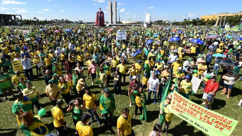 Milhares de brasileiros vão às ruas manifestar apoio a Bolsonaro