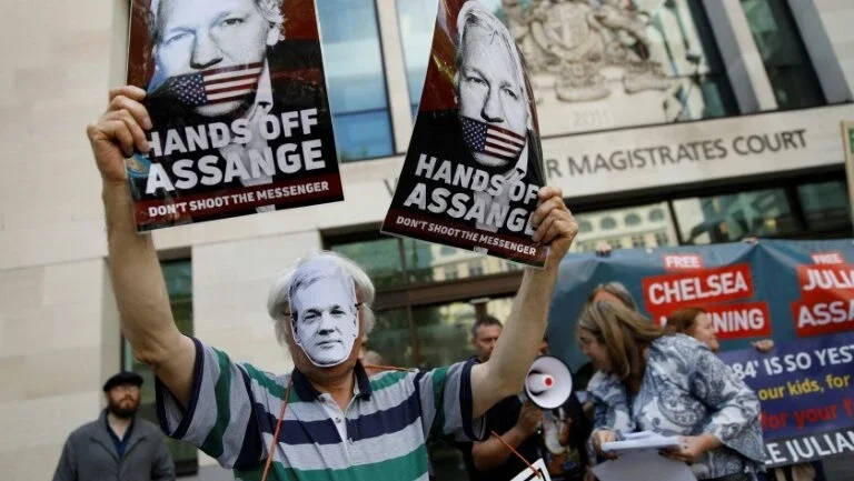 Audiência sobre extradição de Assange é adiada para junho