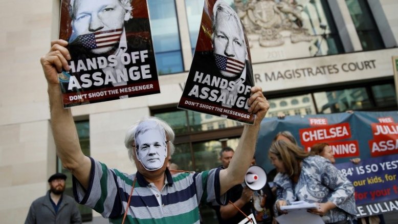 Audiência sobre extradição de Assange é adiada para junho