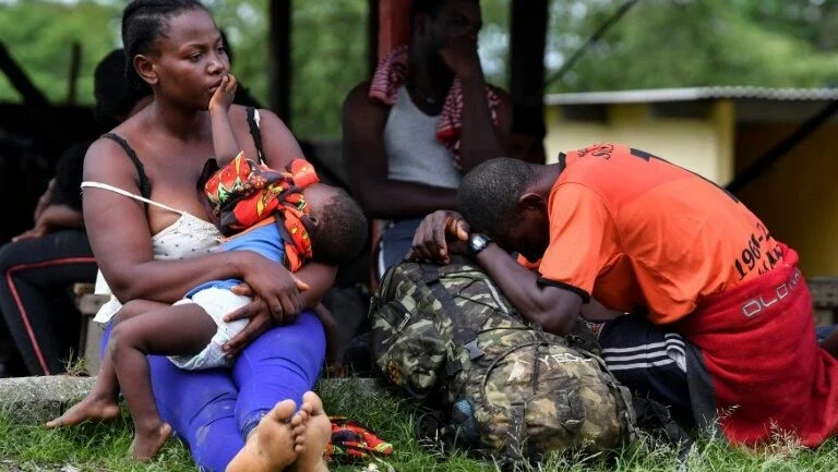 Migrantes chegam à fronteira do Panamá após cruzar o 