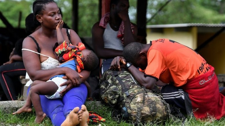 Migrantes chegam à fronteira do Panamá após cruzar o 'inferno' da selva