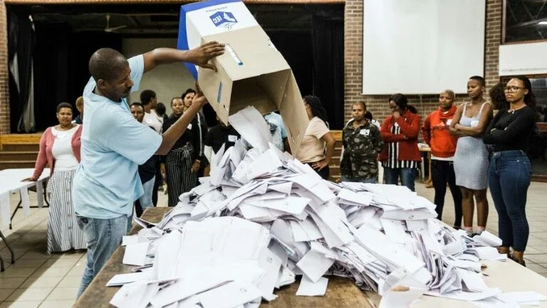Partido do presidente sul-africano lidera a apuração das eleições legislativas