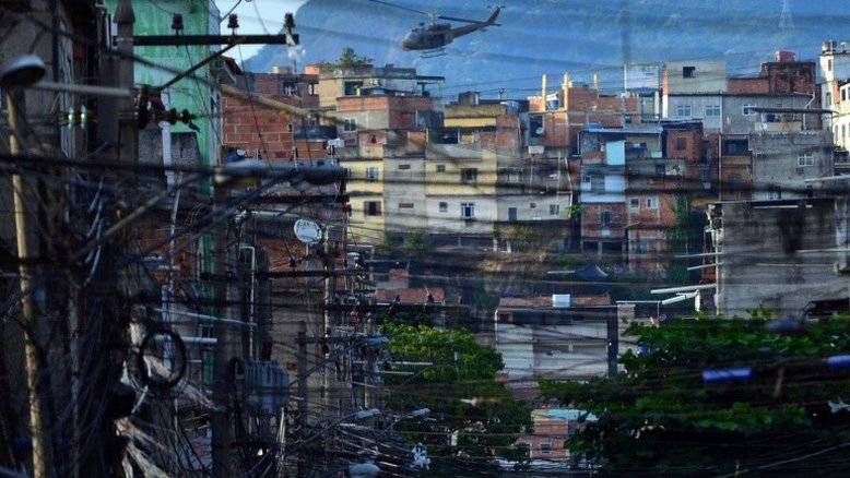 Helicóptero da PM sobrevoa Complexo de favelas da Maré, no Rio de Janeiro, em 30 de março de 2014