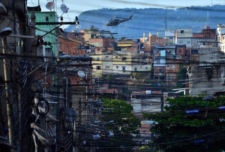 Helicóptero da PM sobrevoa Complexo de favelas da Maré, no Rio de Janeiro, em 30 de março de 2014