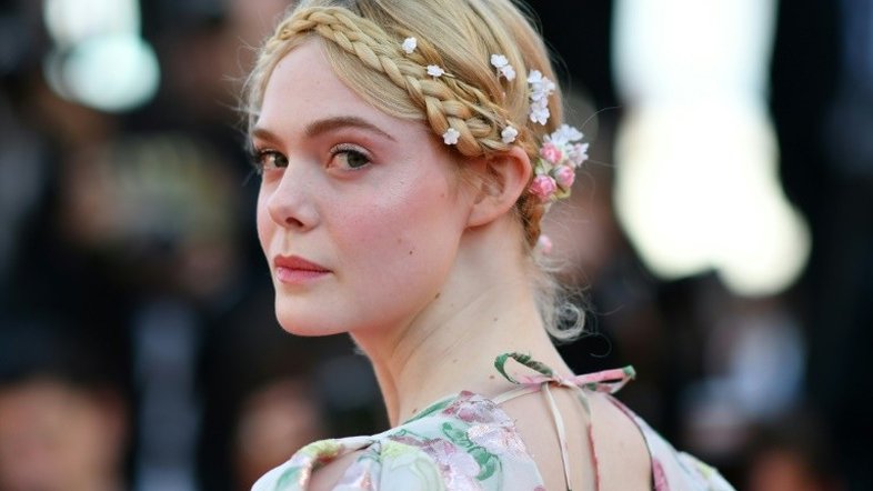 Atriz Elle Fanning desmaia em Cannes por causa de vestido apertado