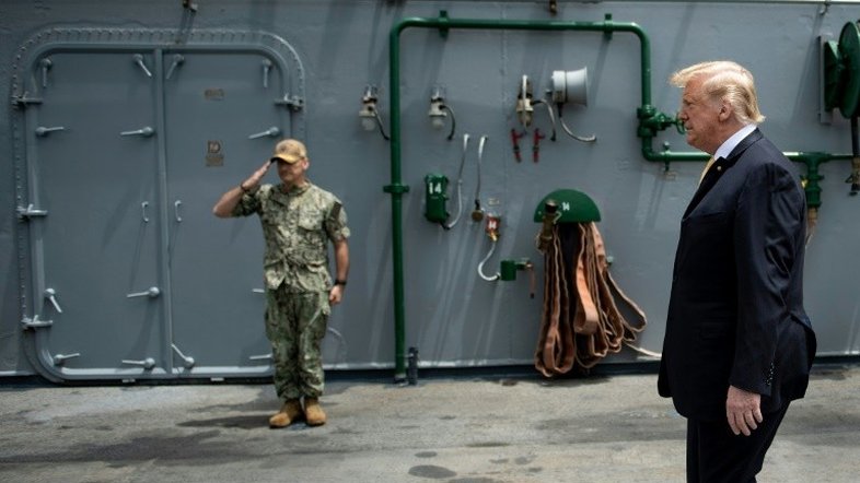 Trump garante que não mandou esconder navio 'USS McCain'