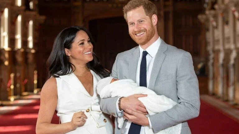Príncipe Harry e Meghan apresentam seu filho Archie