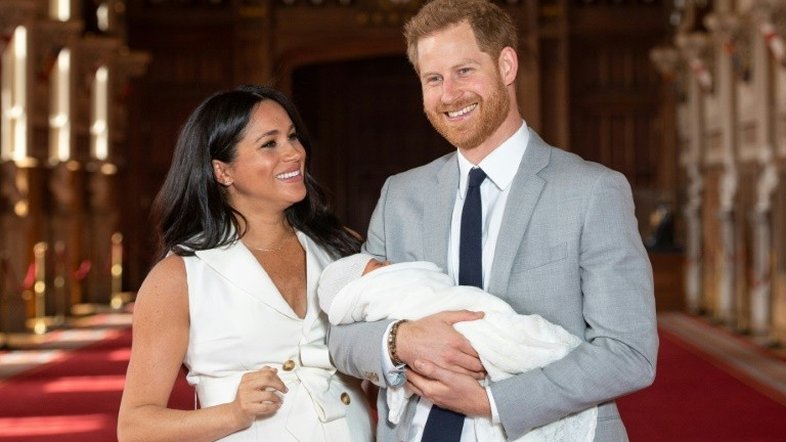 Príncipe Harry e Meghan apresentam seu filho Archie