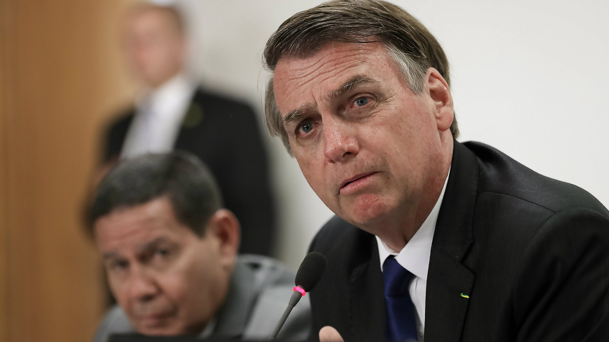 'Com a caneta eu tenho mais poder do que você', diz Bolsonaro a Maia