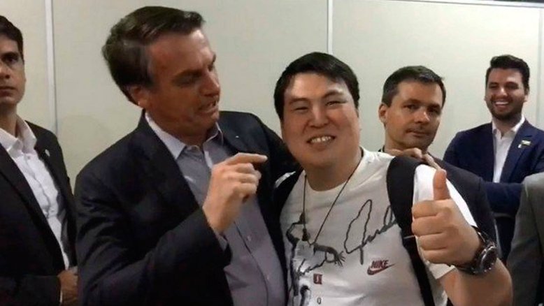 Vídeo: 'Tudo pequenininho aí?', diz Bolsonaro para oriental em aeroporto