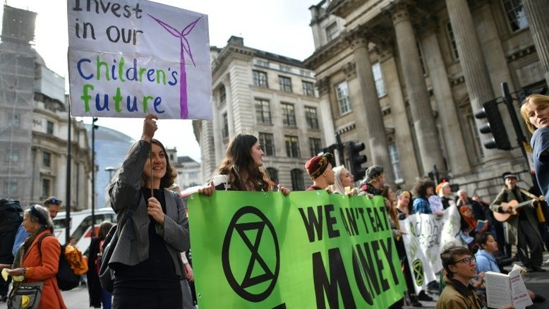 Extinction Rebellion protesta diante da embaixada do Brasil em Londres