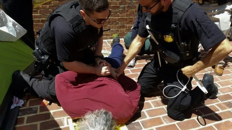 Cinco pessoas detidas em protesto diante da embaixada da Venezuela nos EUA