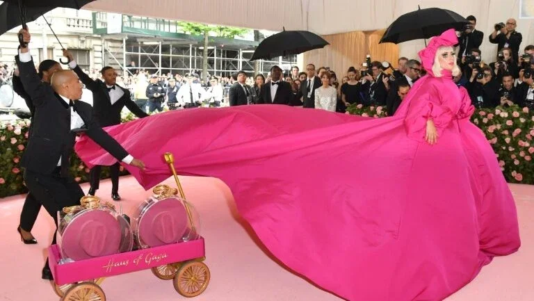 Lady Gaga rouba cena em jantar do Met em Nova York