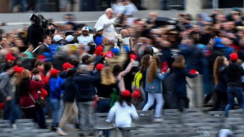 Papa leva 8 crianças migrantes para passear no papamóvel