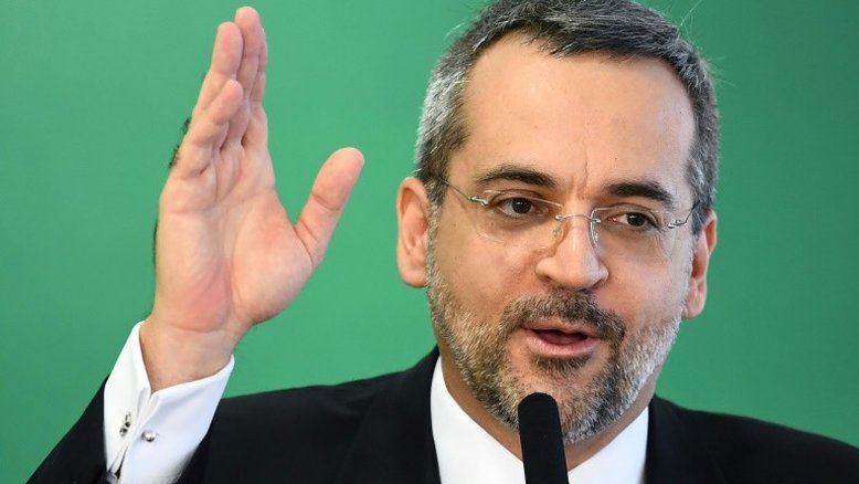Ministro da Educação faz piada com Lula e Dilma em caso de drogas em avião