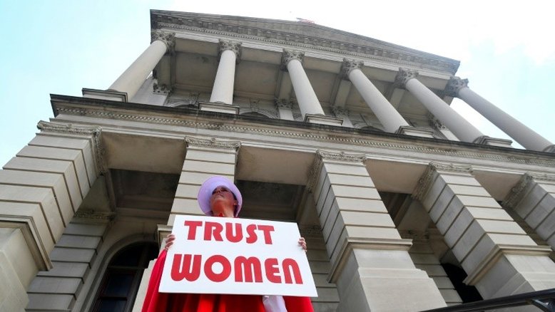 Ativistas protestam nos EUA por lei que condena aborto como homicídio