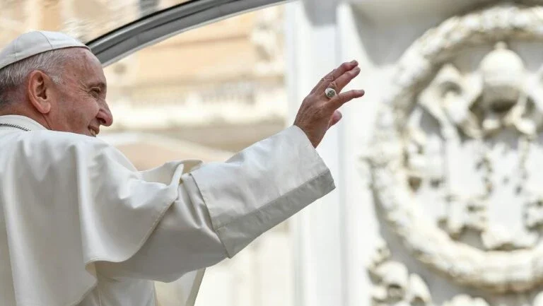 Papa visita Romênia para reforçar diálogo com ortodoxos