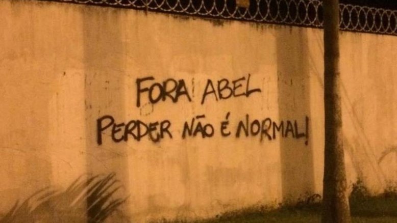 Torcida do Flamengo faz protesto com pichação em muros da Gávea: 'Fora Abel'