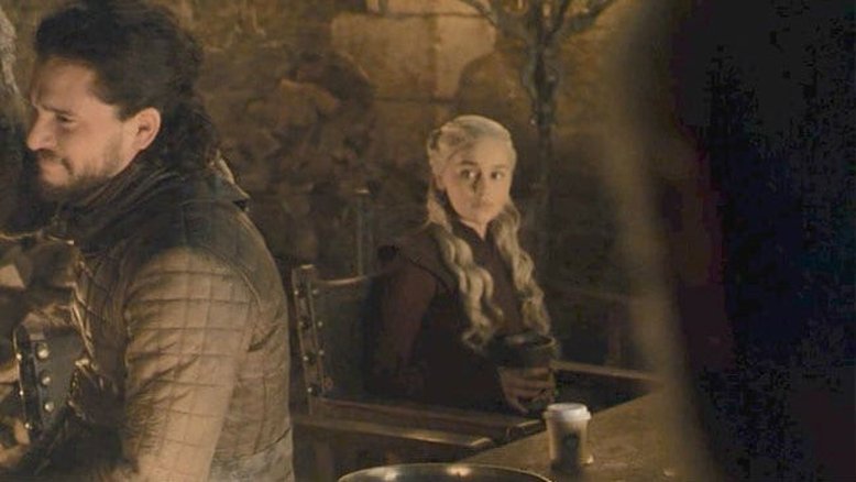 Copo da Starbucks aparece em cena de 'Game of Thrones'