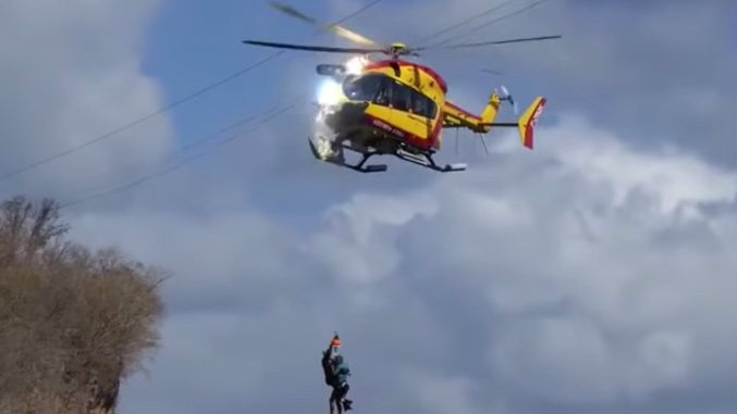 Vídeo: Helicóptero atinge linhas de energia após resgatar pessoa do mar